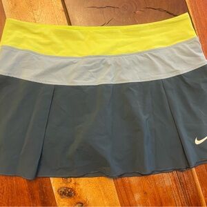 Nike Women's dry fit Tri-Tone tennis Skirt